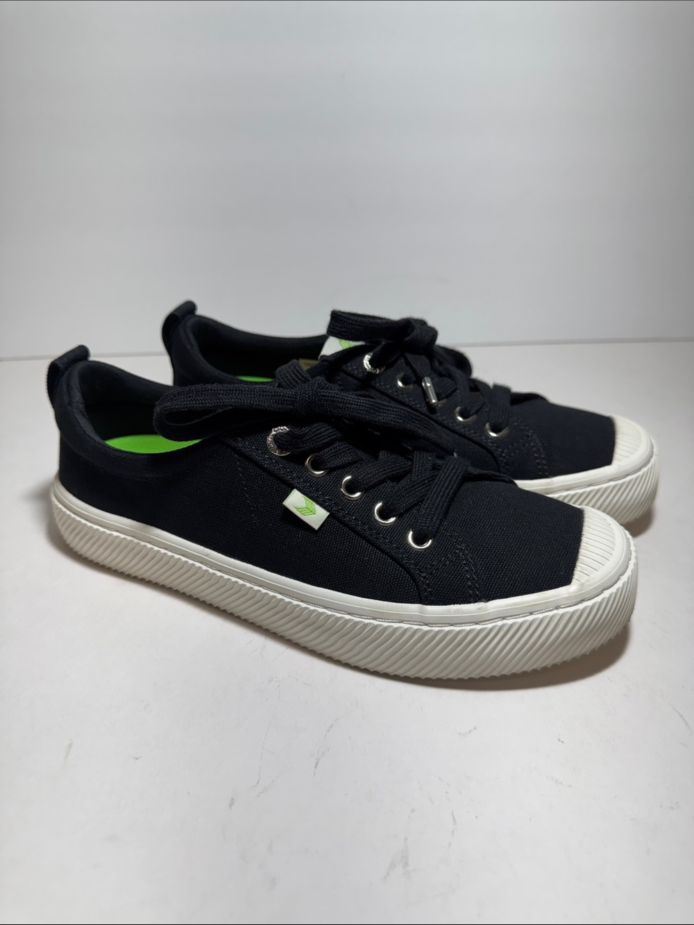 Cariuma OCA Low Top Black Canvas Sneakers Size Women's 7.5 Men's 6